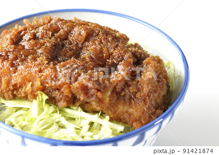 繊切りキャベツの上にたっぷりのソースが絡んだカツが乗っているソースかつ丼 繊切りキャベツの上にたっぷりのソースが絡んだカツが乗っているソースかつ丼 91421874