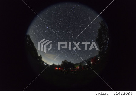 北杜市白州町、夏の星空にホタル舞う夏の夕べ(円周魚眼) 北杜市白州町、夏の星空にホタル舞う夏の夕べ(円周魚眼) 91422039