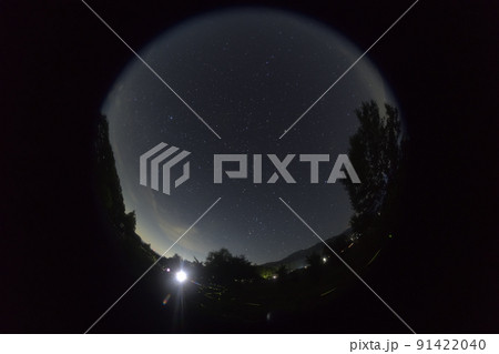 北杜市白州町、夏の星空にホタル舞う夏の夕べ(円周魚眼) 北杜市白州町、夏の星空にホタル舞う夏の夕べ(円周魚眼) 91422040