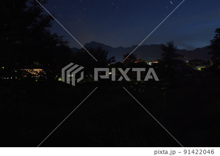 北杜市白州町、夏の星空にホタル舞う夏の夕べ 91422046