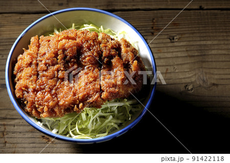 繊切りキャベツの上にたっぷりのソースが絡んだカツが乗っているソースかつ丼を俯瞰で撮影 繊切りキャベツの上にたっぷりのソースが絡んだカツが乗っているソースかつ丼を俯瞰で撮影 91422118