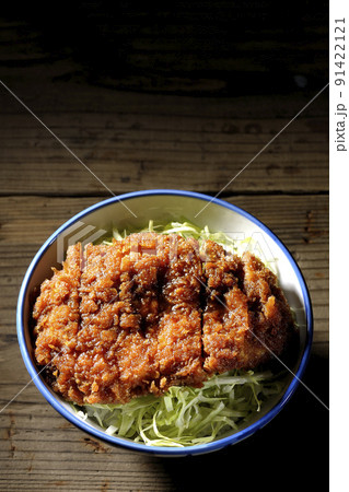 繊切りキャベツの上にたっぷりのソースが絡んだカツが乗っているソースかつ丼を俯瞰で撮影 繊切りキャベツの上にたっぷりのソースが絡んだカツが乗っているソースかつ丼を俯瞰で撮影 91422121