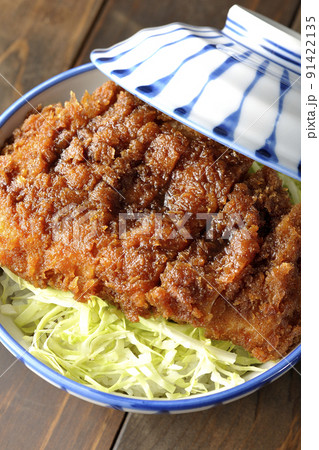 繊切りキャベツの上にたっぷりのソースが絡んだカツが乗っているソースかつ丼を俯瞰で撮影 91422135
