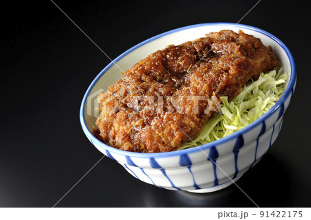 繊切りキャベツの上にたっぷりのソースが絡んだカツが乗っているソースかつ丼を黒背景で撮影 繊切りキャベツの上にたっぷりのソースが絡んだカツが乗っているソースかつ丼を黒背景で撮影 91422175