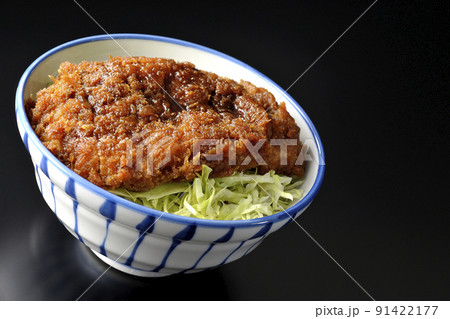 繊切りキャベツの上にたっぷりのソースが絡んだカツが乗っているソースかつ丼を黒背景で撮影 繊切りキャベツの上にたっぷりのソースが絡んだカツが乗っているソースかつ丼を黒背景で撮影 91422177