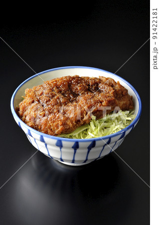 繊切りキャベツの上にたっぷりのソースが絡んだカツが乗っているソースかつ丼を黒背景で撮影 繊切りキャベツの上にたっぷりのソースが絡んだカツが乗っているソースかつ丼を黒背景で撮影 91422181
