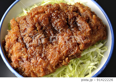 繊切りキャベツの上にたっぷりのソースが絡んだカツが乗っているソースかつ丼を黒背景で俯瞰撮影 繊切りキャベツの上にたっぷりのソースが絡んだカツが乗っているソースかつ丼を黒背景で俯瞰撮影 91422226