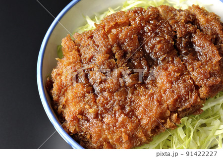 繊切りキャベツの上にたっぷりのソースが絡んだカツが乗っているソースかつ丼を黒背景で俯瞰撮影 繊切りキャベツの上にたっぷりのソースが絡んだカツが乗っているソースかつ丼を黒背景で俯瞰撮影 91422227