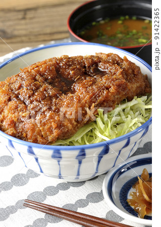 繊切りキャベツの上にたっぷりのソースが絡んだカツが乗っているソースかつ丼と味噌汁と漬物 繊切りキャベツの上にたっぷりのソースが絡んだカツが乗っているソースかつ丼と味噌汁と漬物 91422365