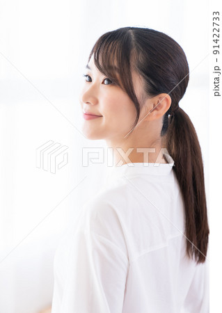 部屋でリラックスする若い女性 部屋でリラックスする若い女性 91422733