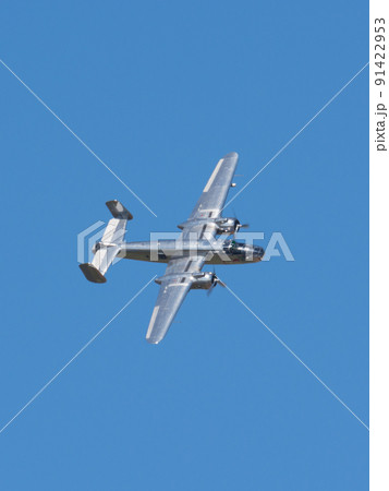 ノースアメリカンB-25Jミッチェル爆撃機旋回 ノースアメリカンB-25Jミッチェル爆撃機旋回 91422953