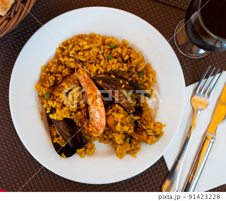 Portion of fresh seafood paella 91423228