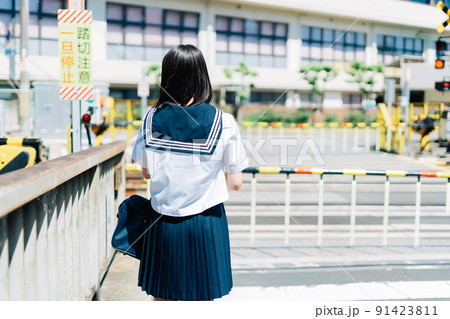 通学中の女子高生 通学中の女子高生 91423811