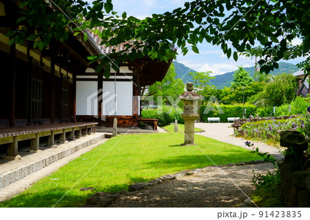 ならまち・元興寺・禅室の縁側と石灯籠 ならまち・元興寺・禅室の縁側と石灯籠 91423835