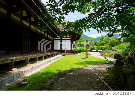 ならまち・元興寺・禅室の縁側と石灯籠 91423837