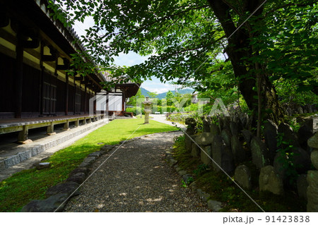 ならまち・元興寺・禅室の縁側と石灯籠 91423838