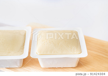自然解凍していく冷凍した豆腐 自然解凍していく冷凍した豆腐 91424304