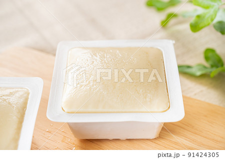 自然解凍していく冷凍した豆腐 91424305