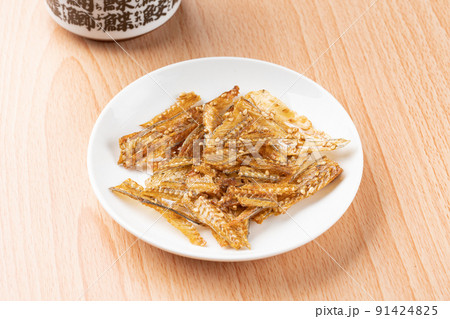 色々な小魚の骨せんべい 色々な小魚の骨せんべい 91424825