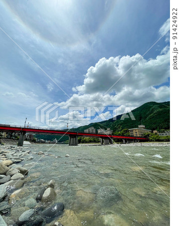 晴れた日の下呂温泉-川と橋の風景_日本三名泉 晴れた日の下呂温泉-川と橋の風景_日本三名泉 91424922