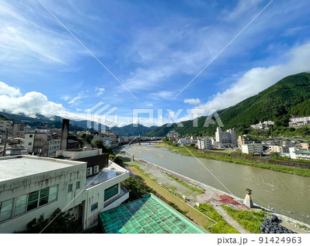 晴れた日の下呂温泉-温泉街と川の風景_日本三名泉 晴れた日の下呂温泉-温泉街と川の風景_日本三名泉 91424963