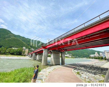 晴れた日の下呂温泉-橋の下_日本三名泉 晴れた日の下呂温泉-橋の下_日本三名泉 91424971