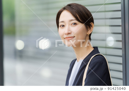 スーツ 女性 屋外 スーツ 女性 屋外 91425040