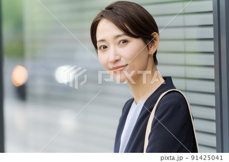 スーツ　女性　屋外 91425041