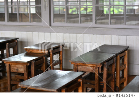古い時代の日本の小学校の教室の風景 古い時代の日本の小学校の教室の風景 91425147