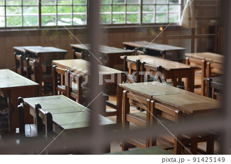 古い時代の日本の小学校の教室の風景 91425149