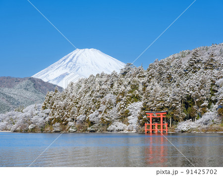 富士山と箱根神社の雪景色絶景 91425702