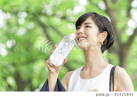 水分補給をする女性　水を飲む女性 91425845