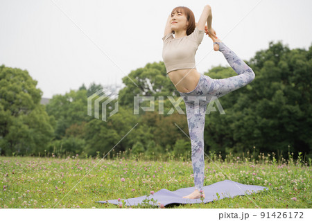 パークヨガ　ダンサーのポーズ 91426172