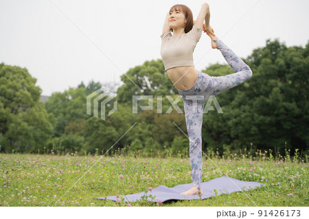 パークヨガ　ダンサーのポーズ 91426173