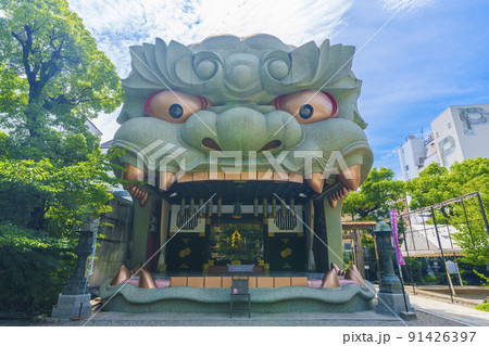 「獅子殿」と呼ばれる大きな獅子がいる難波八阪神社 91426397