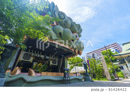 「獅子殿」と呼ばれる大きな獅子がいる難波八坂神社 91426422