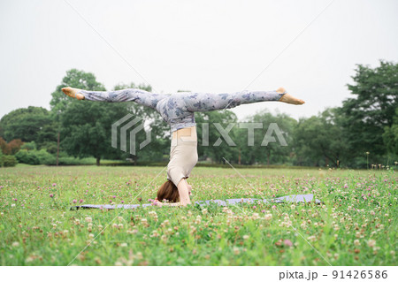 パークヨガ　ヘッドスタンド 91426586