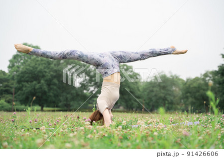 パークヨガ　ヘッドスタンド 91426606