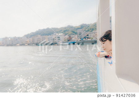 浴衣姿の女性と夏空の観光地 浴衣姿の女性と夏空の観光地 91427036
