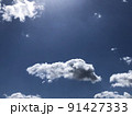 夏の青空と太陽光と積雲 91427333
