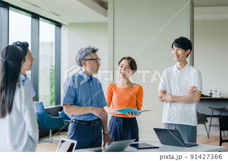 オフィスで立ってミーティングするクールビズのビジネスグループ 91427366