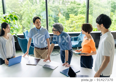 オフィスで立ってミーティングするクールビズのビジネスグループ 91427370
