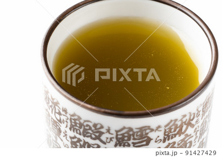 お茶の入った湯呑み お茶の入った湯呑み 91427429