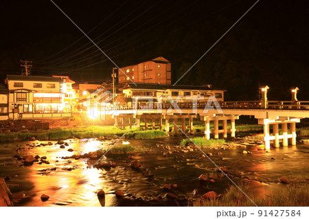 夜の三朝温泉街風景 91427584