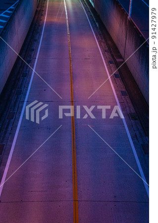 夜の道路 91427979