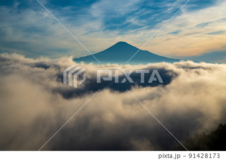 ブラックホール雲海と富士山 91428173