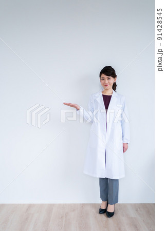 白衣の女性 91428545