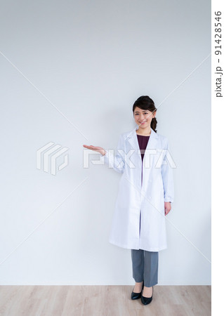 白衣の女性 91428546