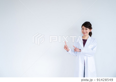 白衣の女性 91428549