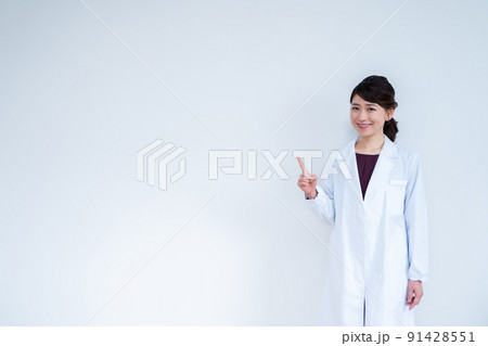 白衣の女性 91428551